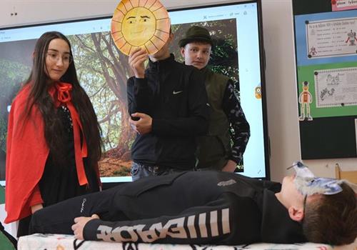 OSMÁCI HRÁLI PŘEDŠKOLÁKŮM U ZÁPISU ČERVENOU KARKULKU